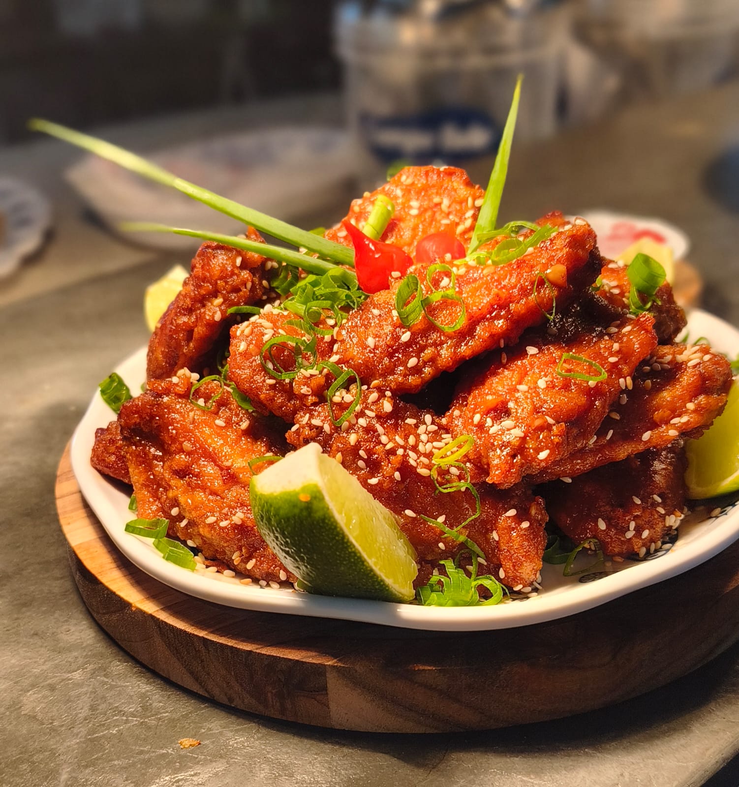 Porção de peixe ao molho agridoce com gergelim