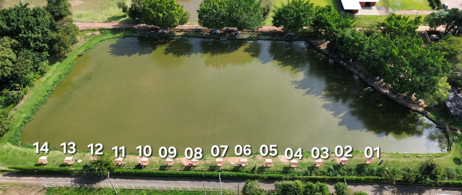 Vista geral do lago com a numeração dos 14 quiosques visíveis na margem