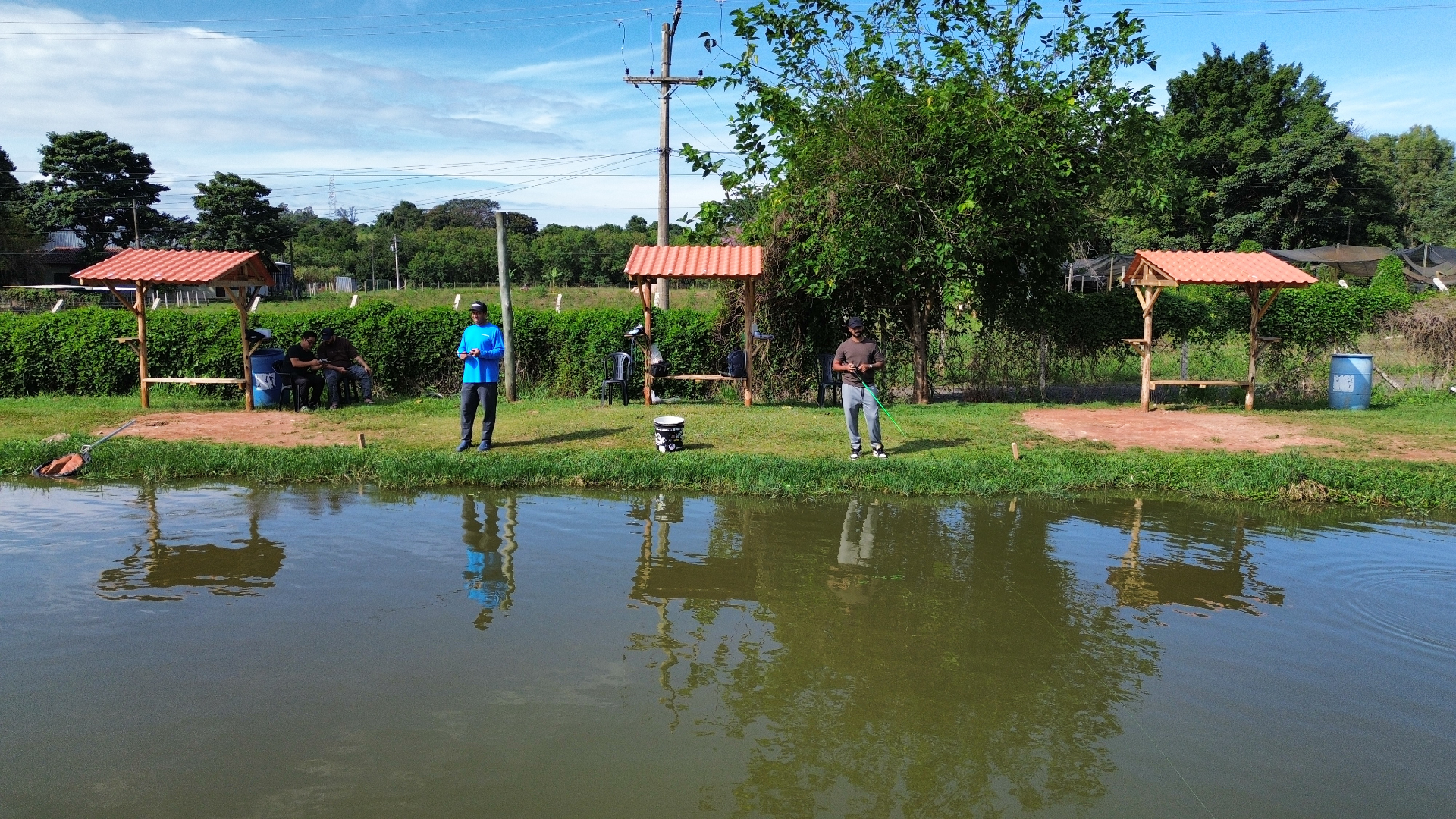 Quiosques à beira do lago principal no Recanto Tambaqui